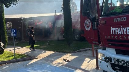 Restoran çatısındaki yangın büyümeden söndürüldü