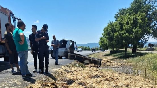 Saman yüklü kamyonet yandı