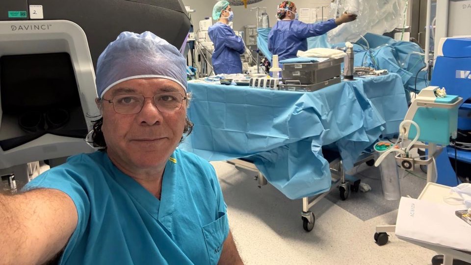 Türk doktor, dünyanın gözü önünde canlı ameliyat yapacak