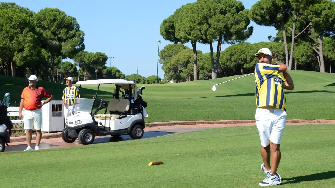 Üç kulübün taraftarı golf sahasında dostluk için buluştu