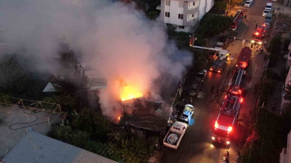 40 yıllık emeği gözlerinin önünde küle döndü