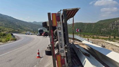 Antalya-Konya yolunda devrilen tırın sürücüsü yaralandı