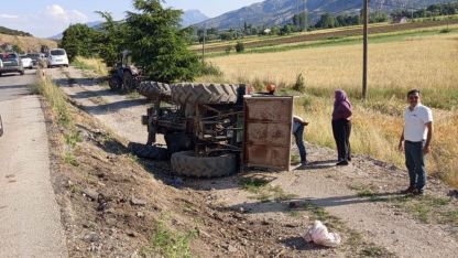 Traktör şarampole devrildi, sürücü yaralandı