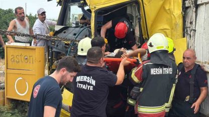 Tırlar kafa kafaya çarpıştı: 1 ölü, 2 yaralı
