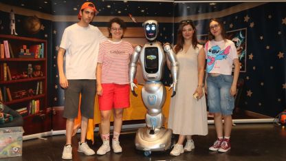 Yapay zeka destekli robot, çocuk tiyatrosunda sahneye çıktı