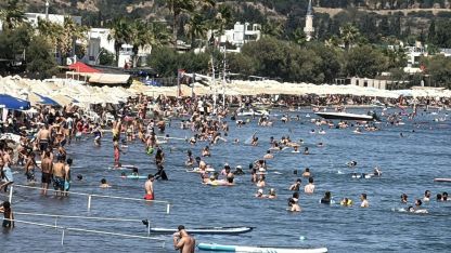 Turizm merkezinde sıcak havada turistlerin deniz keyfi
