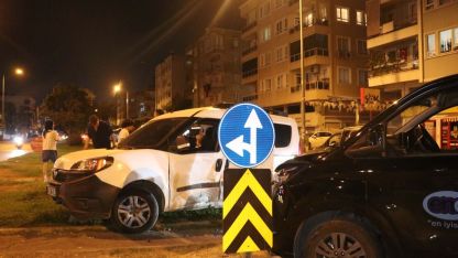 Çarpışmanın etkisiyle refüje çıkan araç hurdaya döndü: 3 yaralı