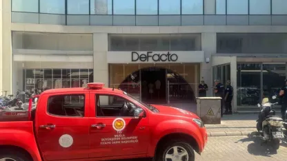 Marmaris’teki ünlü giyim firmasında yangın paniği