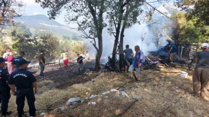Kumluca’da odunlukta başlayan yangın boş evin bahçesine sıçradı