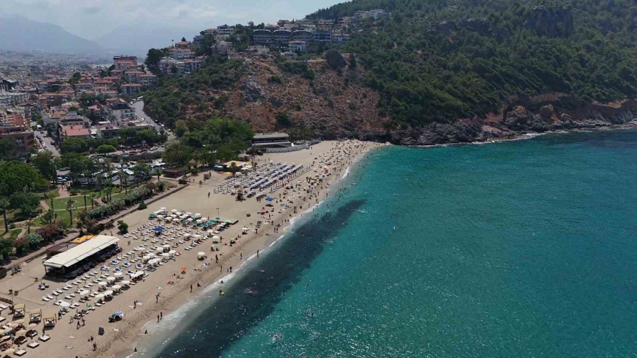 Alanya’da hava 33, deniz 29 dereceyi gördü