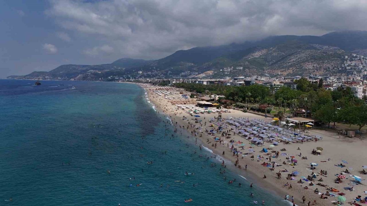 Alanya’da tatilciler deniz ve güneşin tadını çıkardı