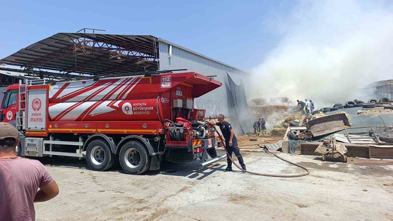 Antalya’da besihanede çıkan yangında 60 saman balyası kül oldu