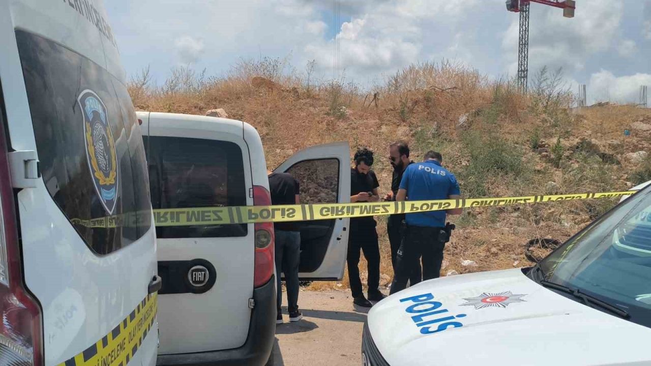 Antalya’da bir kişi araç içince ölü bulundu