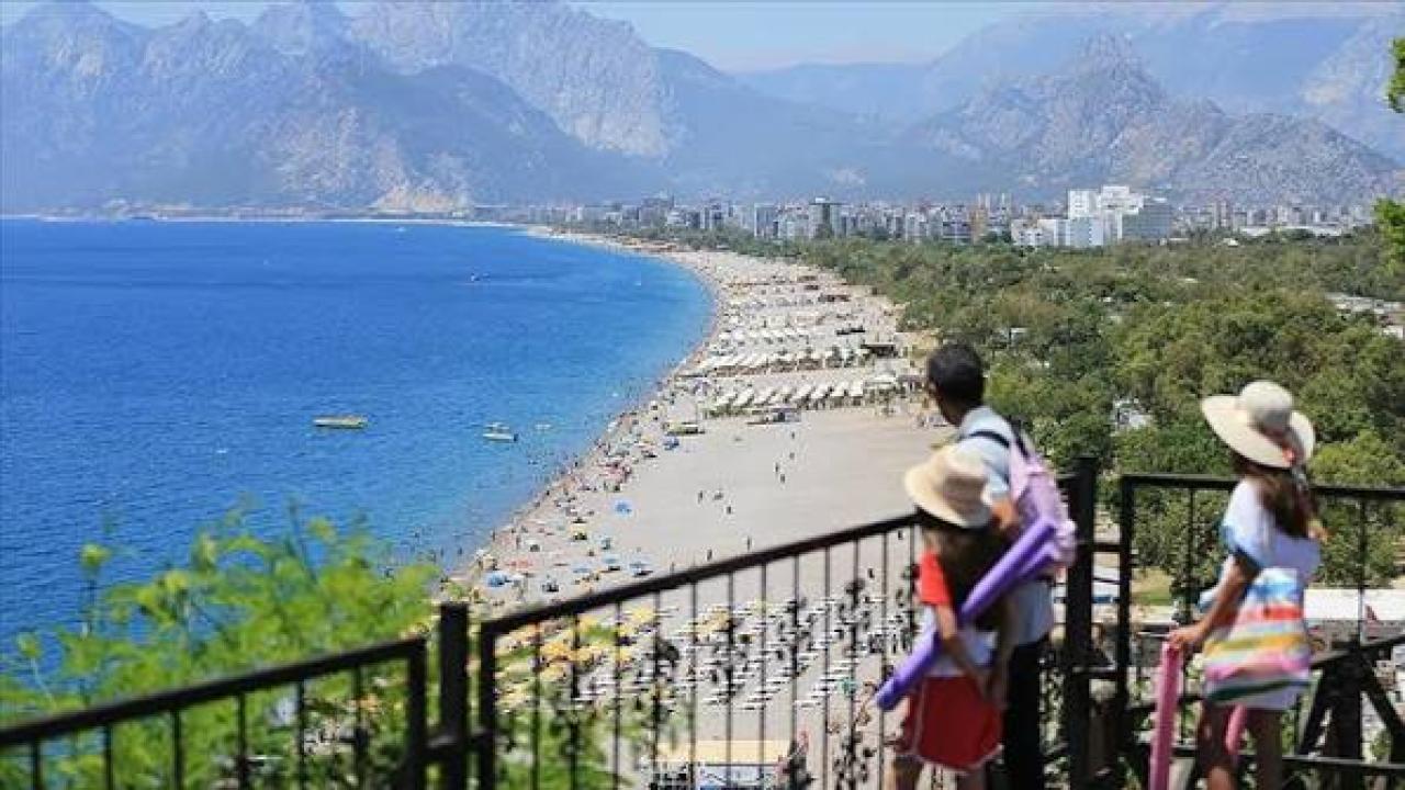 Antalya'da sıcak hava ve nem etkili oluyor