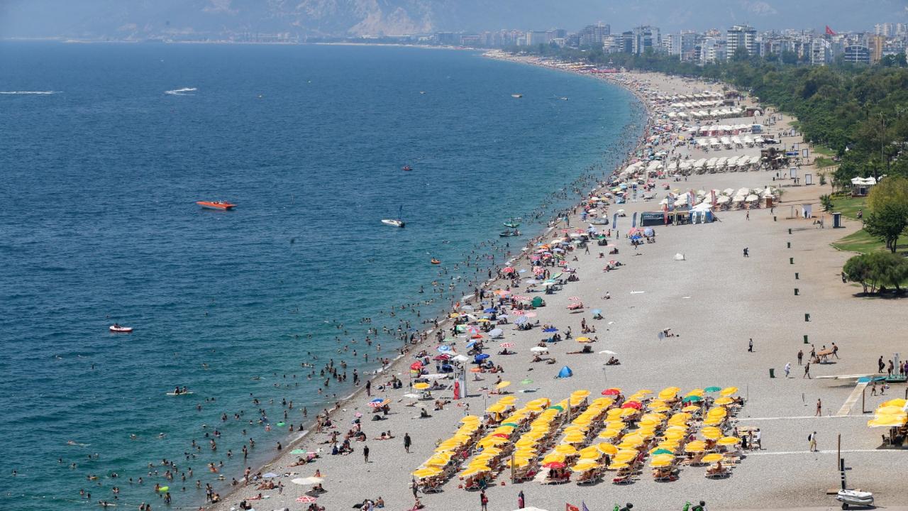 Antalya'da sıcaktan bunalanlar yine Konyaaltı Sahili'ni tercih etti!