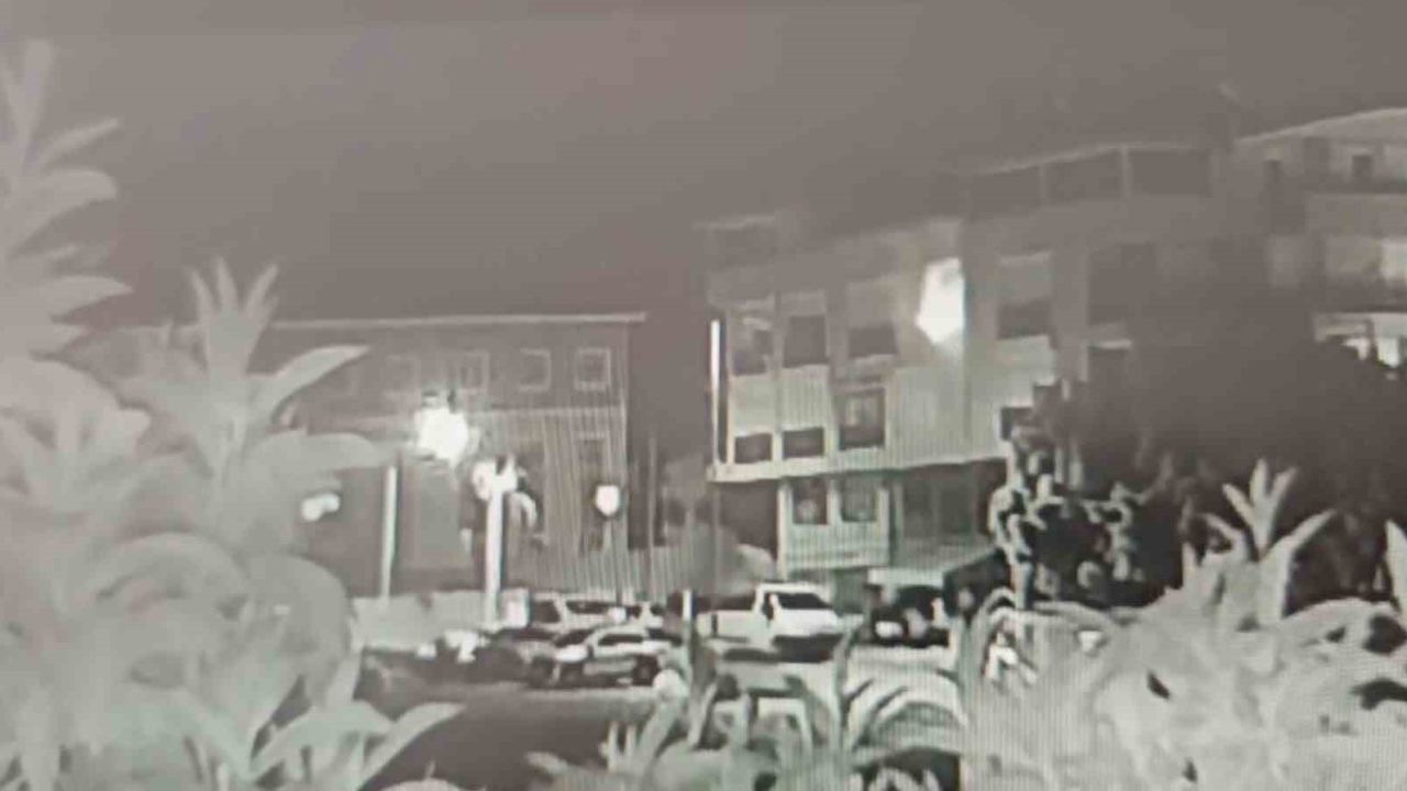 Balkonda oynayan çocuğun ateşle oyunu alt kattaki döşeme atölyesini küle çevirdi