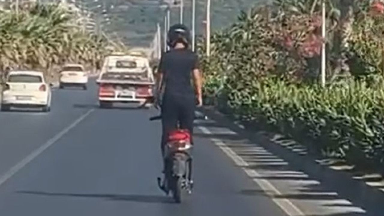 Elektrikli motosiklet sürücüsünün tehlikeli yolculuğu