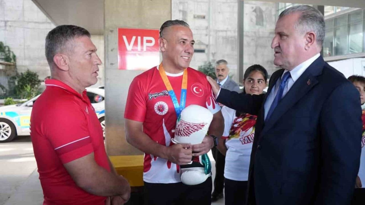 Gençlik ve Spor Bakanı Bak’ı Muğla’da milli sporcular karşıladı