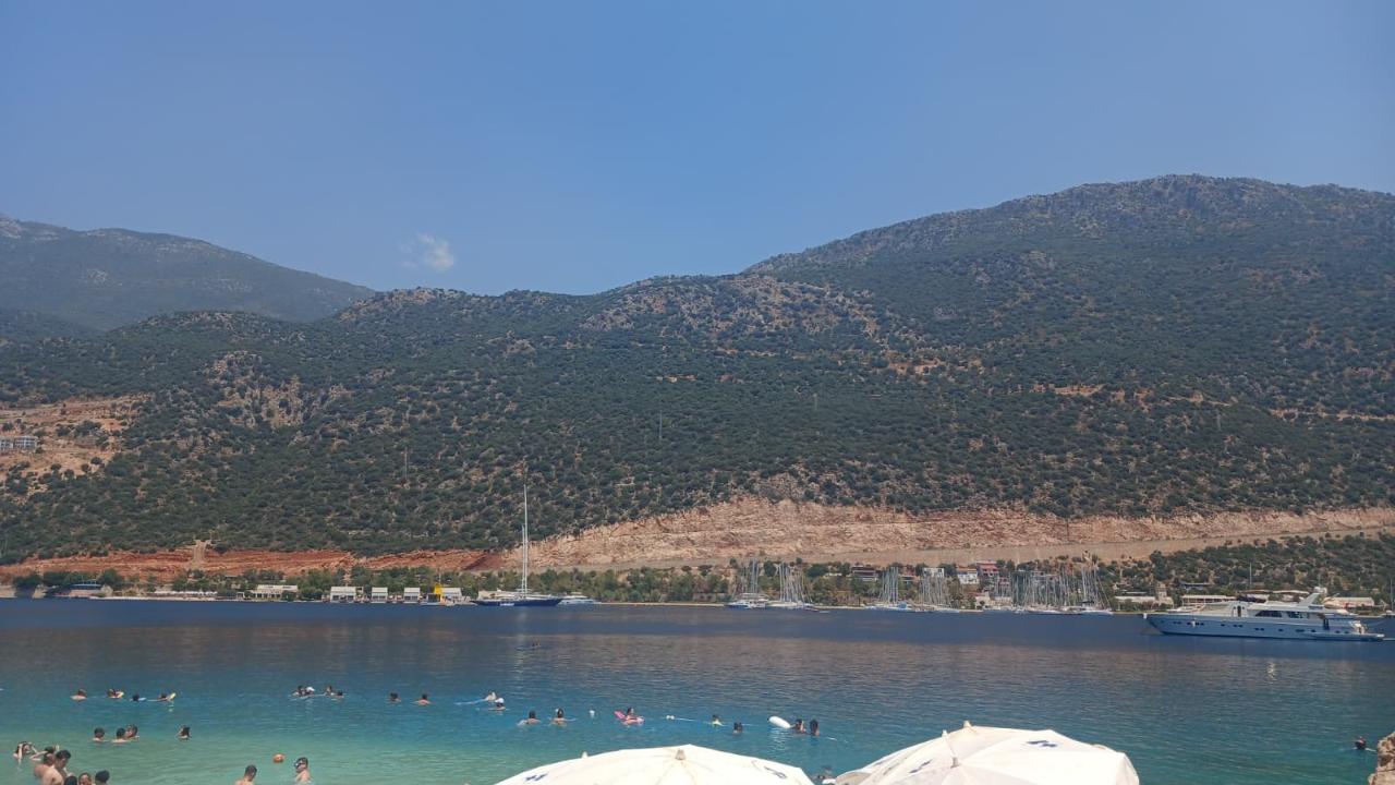 Kaş'ta sıcak havadan bunalanlar plajlara akın etti!