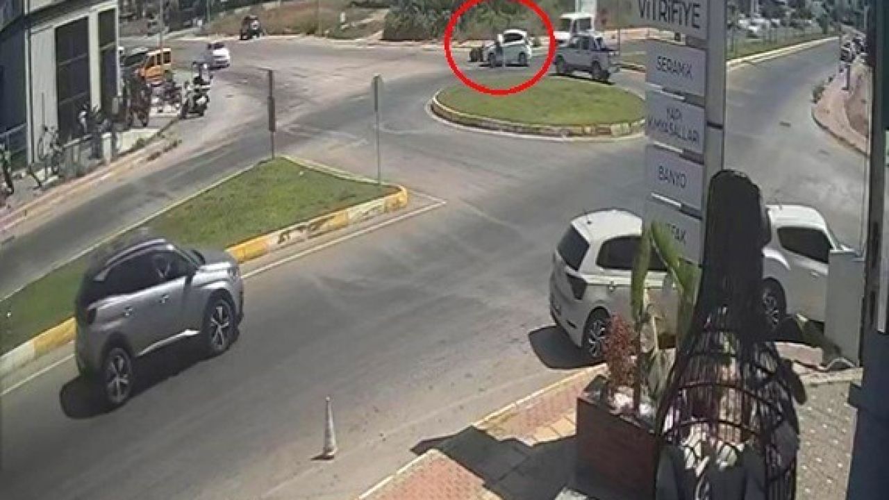 Kaza yapan motosiklet sürücüsü sinirini otomobilin camından çıkardı