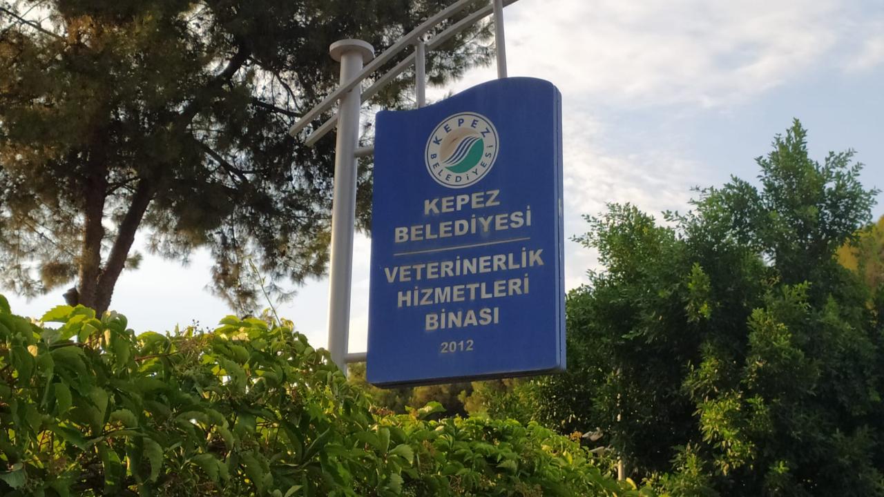 Kepez’de mahalleli isyanda: “Evimizin penceresini açamıyoruz”