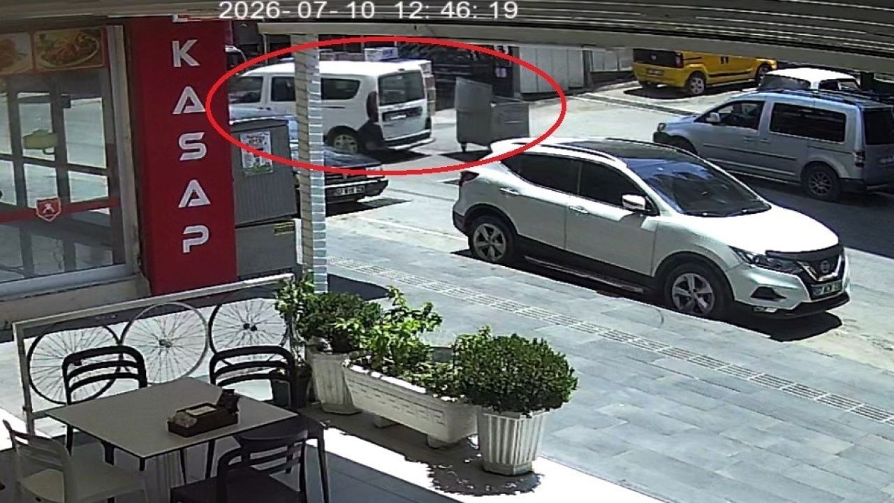 Kontrolden çıkan çöp konteyneri caddeye dalıp araca çarptı: O anlar kamerada