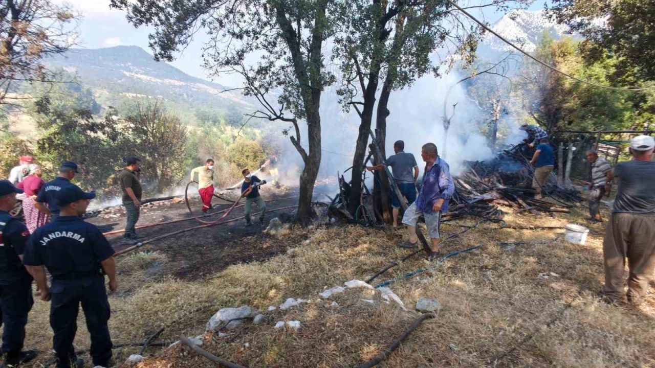 Kumluca’da odunlukta başlayan yangın boş evin bahçesine sıçradı