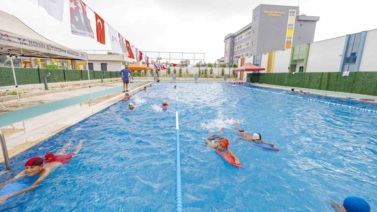 Mersin’de 7’den 77’ye herkes yüzme kurslarında buluşuyor