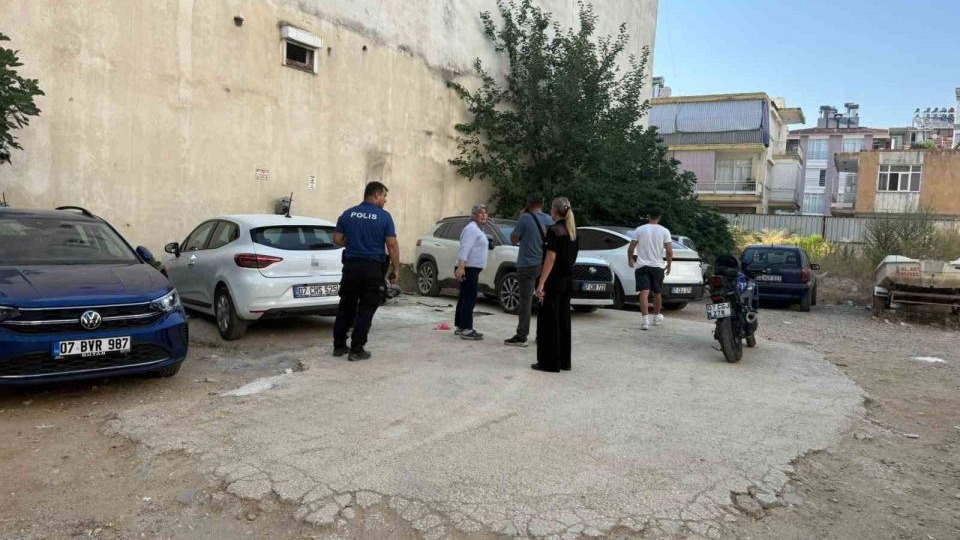 Park ettiği motosiklet alev topuna döndü, diğer araçlara sıçramaması için hayatını hiçe saydı