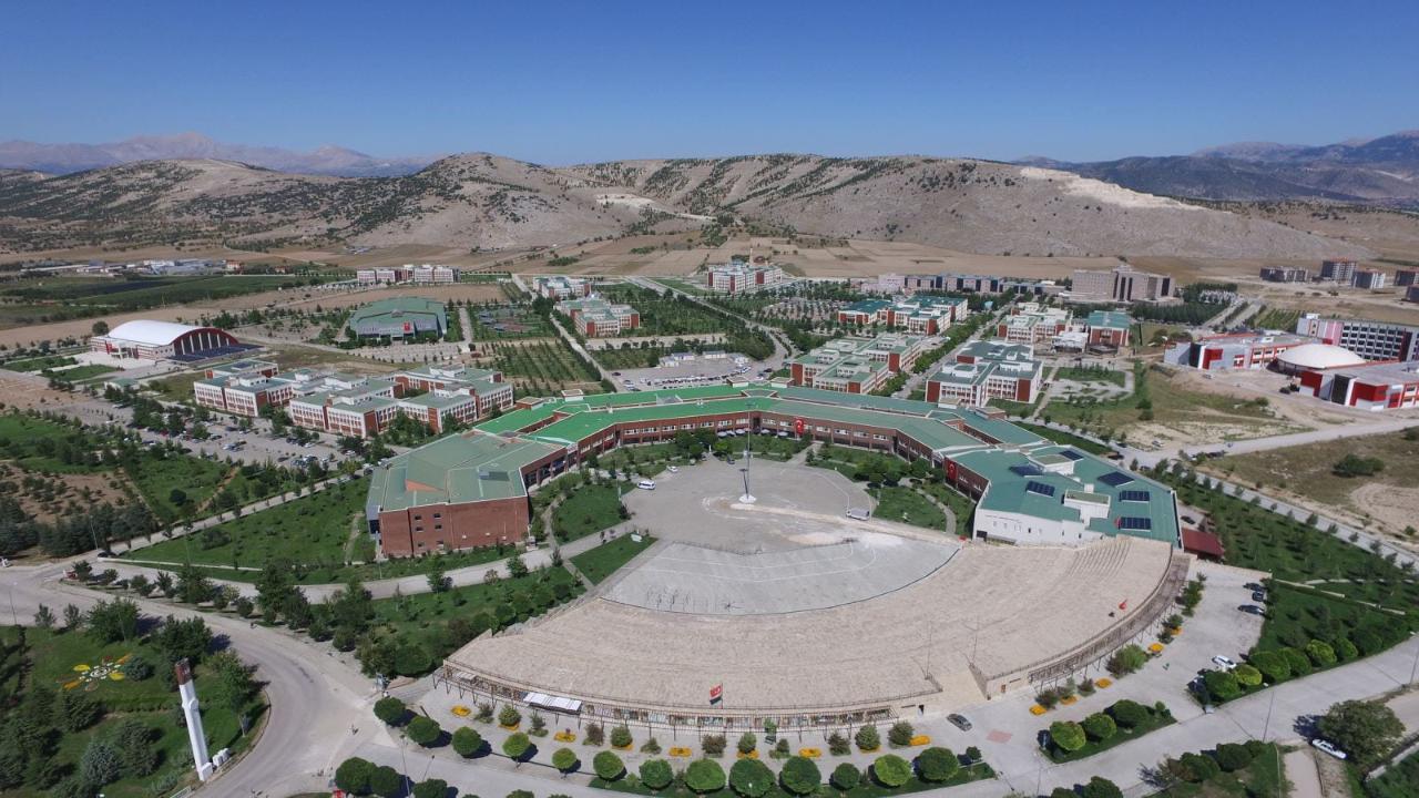 SDÜ, öğrenci memnuniyetinde Türkiye'nin ilk 10 devlet üniversitesi arasında yer aldı!