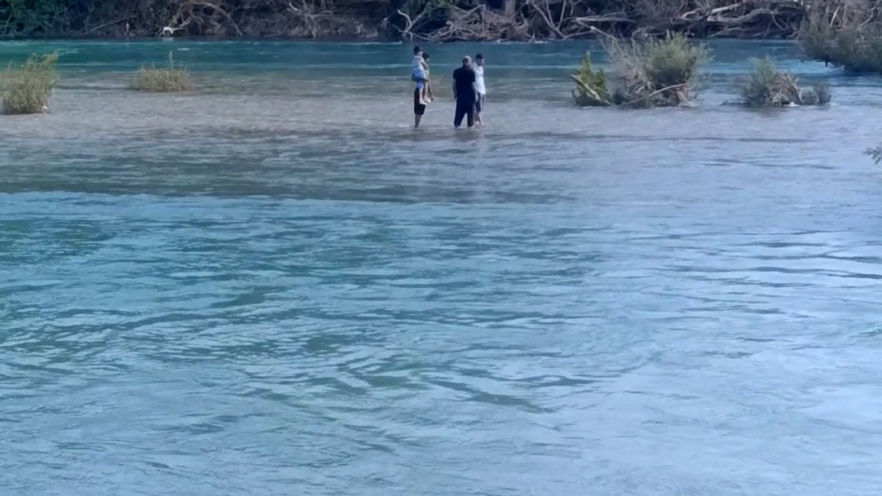Su yükselince ırmaktaki adacıkta mahsur kalan 4 kişi kurtarıldı