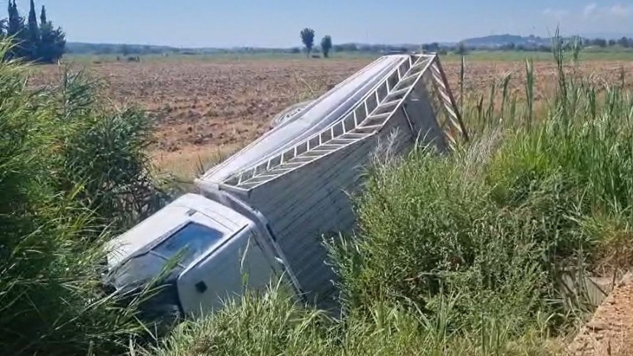 Sulama kanalına uçan kamyonetteki 2 kişi yaralandı