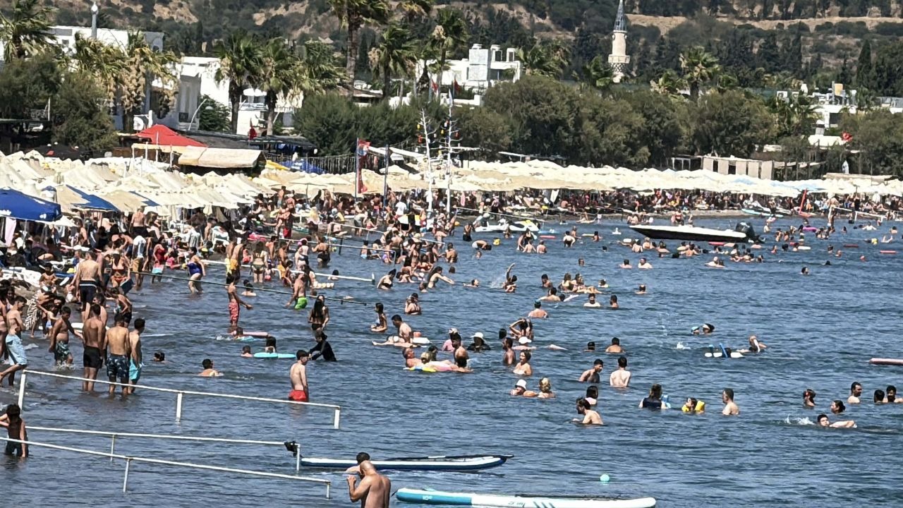 Turizm merkezinde sıcak havada turistlerin deniz keyfi
