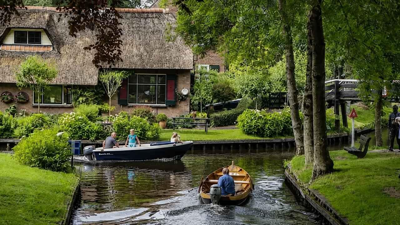 Yolu bile yok ama turistler akın ediyor