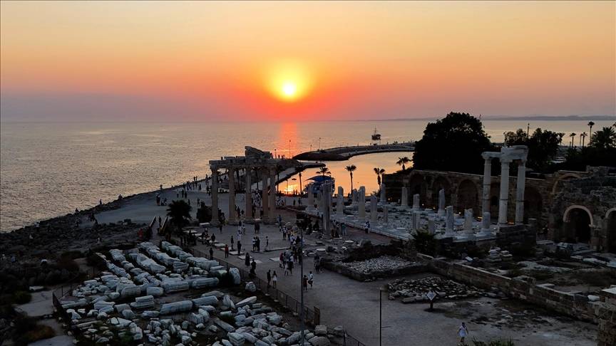 Antalya’da turistlerin gözdesi o tapınak!