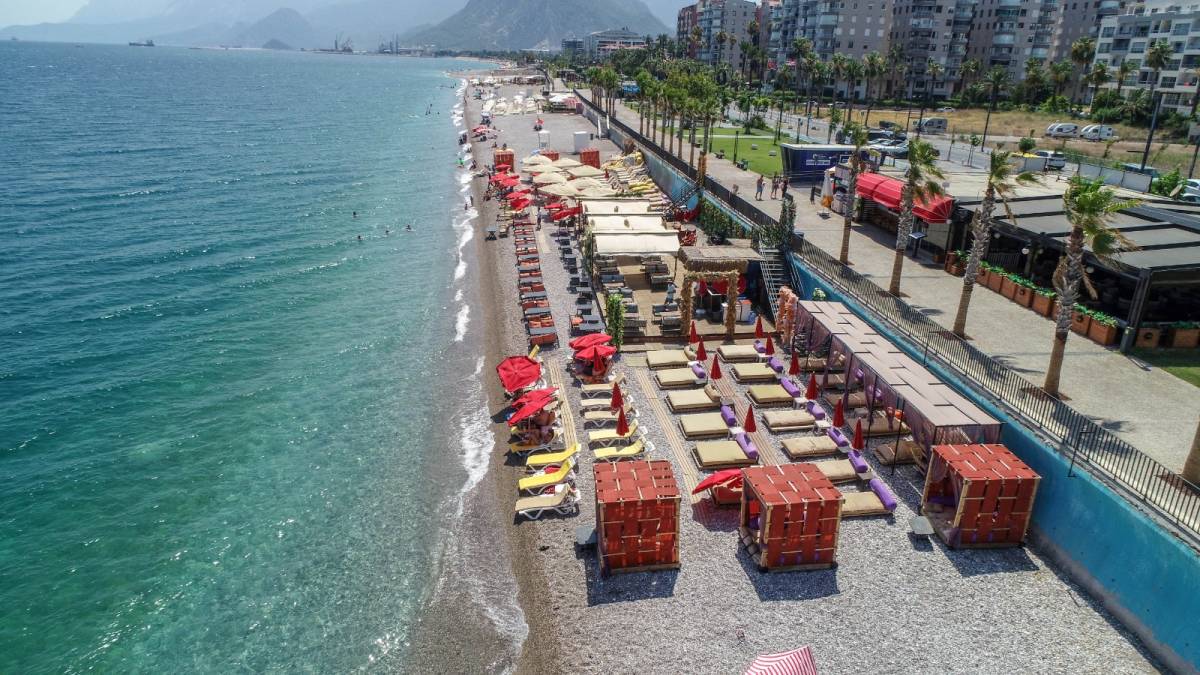 Antalya’nın kıyıları işgal altında! Yetkililer üç maymunu oynuyor