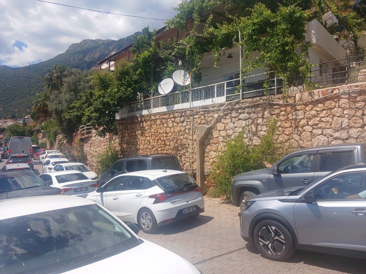 Kaş’ın dar sokaklarında bayram trafiği çileye dönüştü!