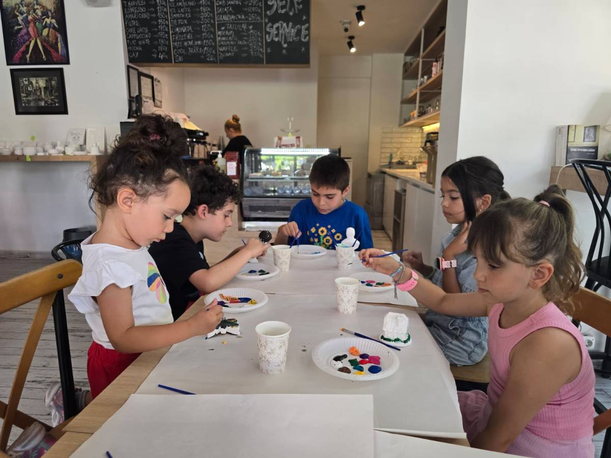 MC Sports Cafe’de anneler kahve içti, çocuklar hayal güçlerini boyadı
