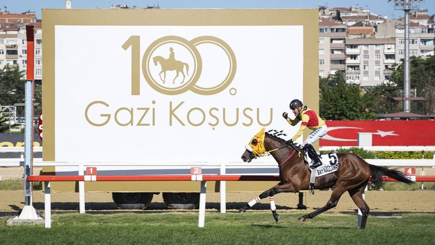 100. Gazi Koşusu'nu Antalyalı Emrah Nalçakan'ın atı 