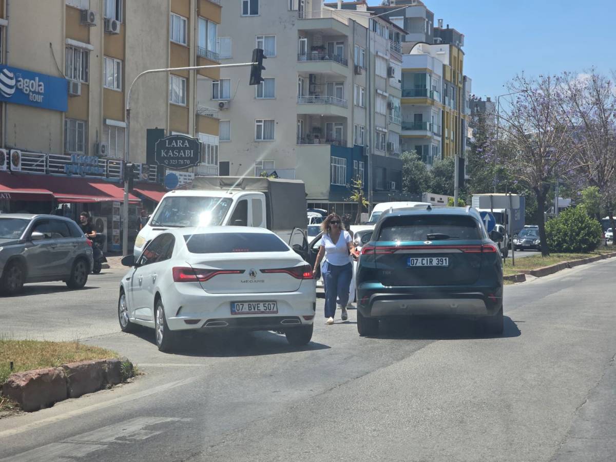 Antalya'da maddi hasarlı kaza meydana geldi!