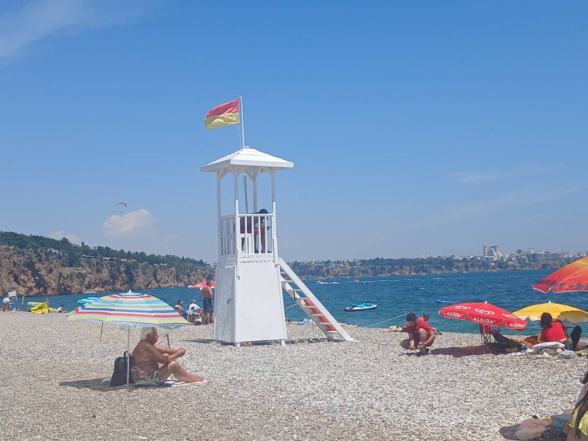 Antalya'da güneşi gören sahile koştu!