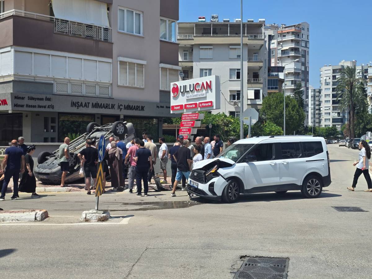 Antalya Lara'da kontrolsüz kavşakta kaza meydana geldi!