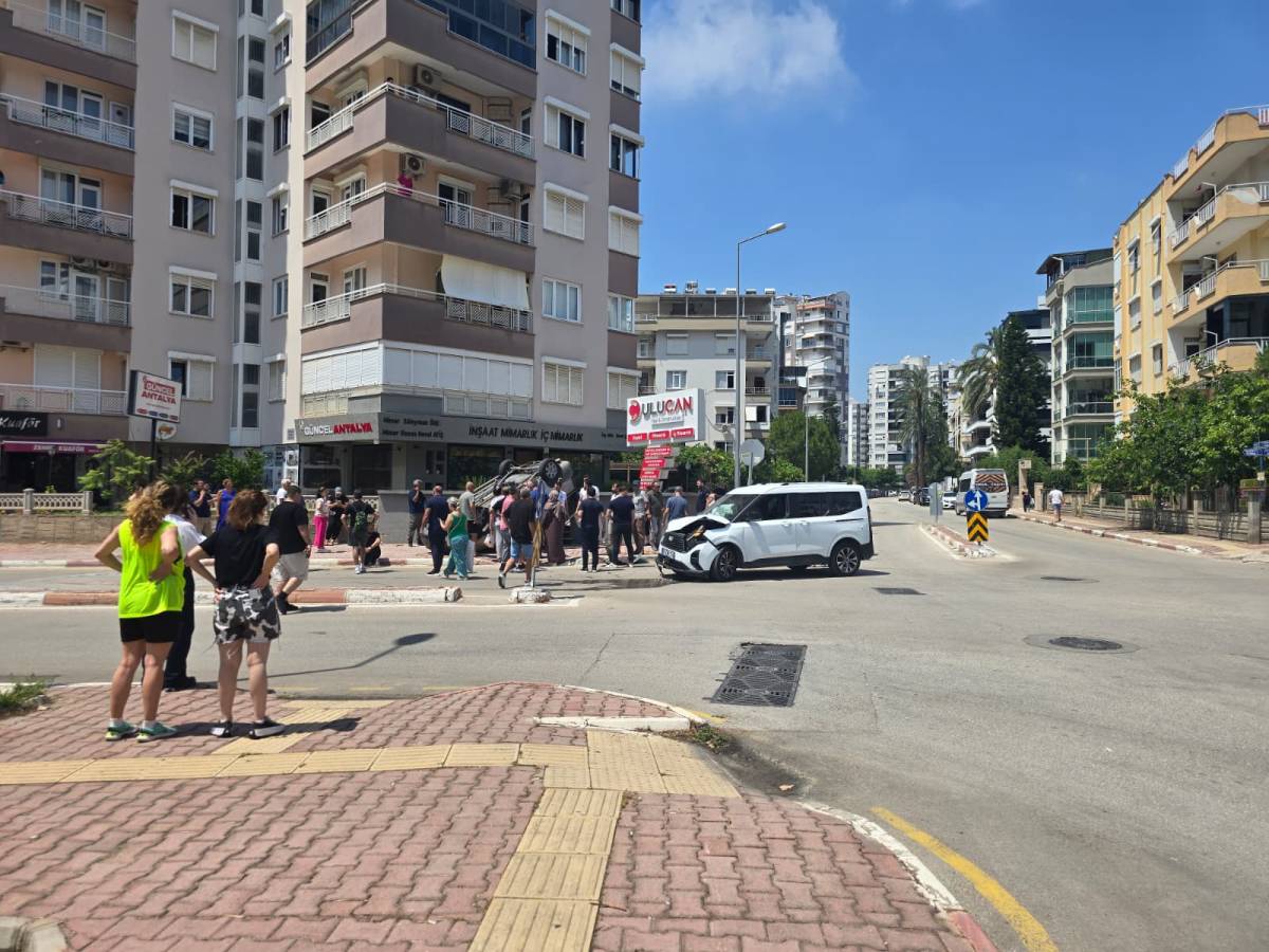 Antalya Lara'da kontrolsüz kavşakta kaza meydana geldi!