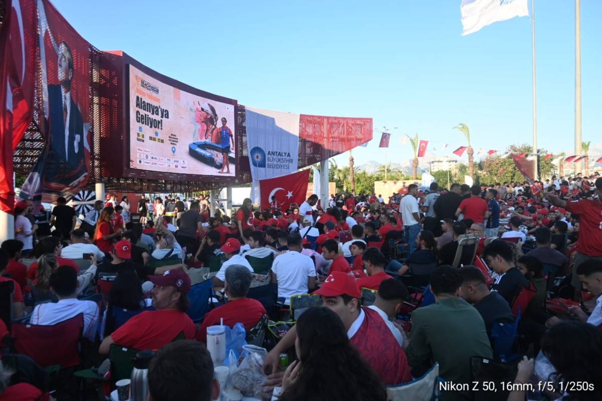 Antalya’dan Milli Takıma dev destek! Konyaaltı’nda binler tek yürek oldu