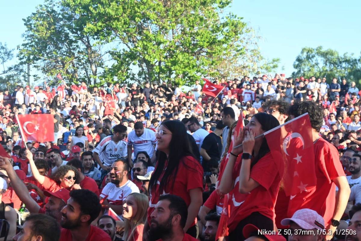 Antalya’dan Milli Takıma dev destek! Konyaaltı’nda binler tek yürek oldu