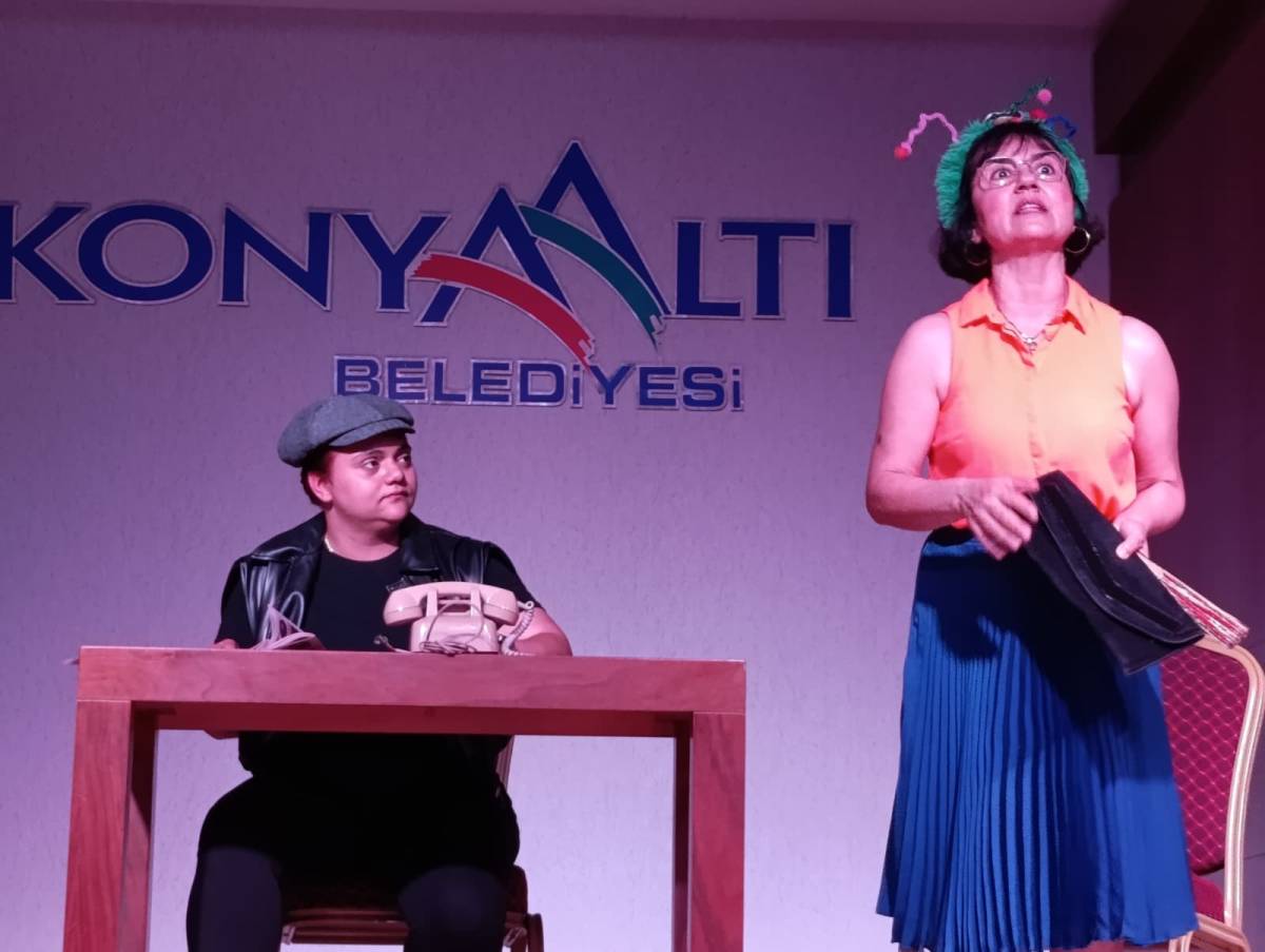 Konyaaltı’da “Deli Bayramı” tiyatro oyunu sahnelendi