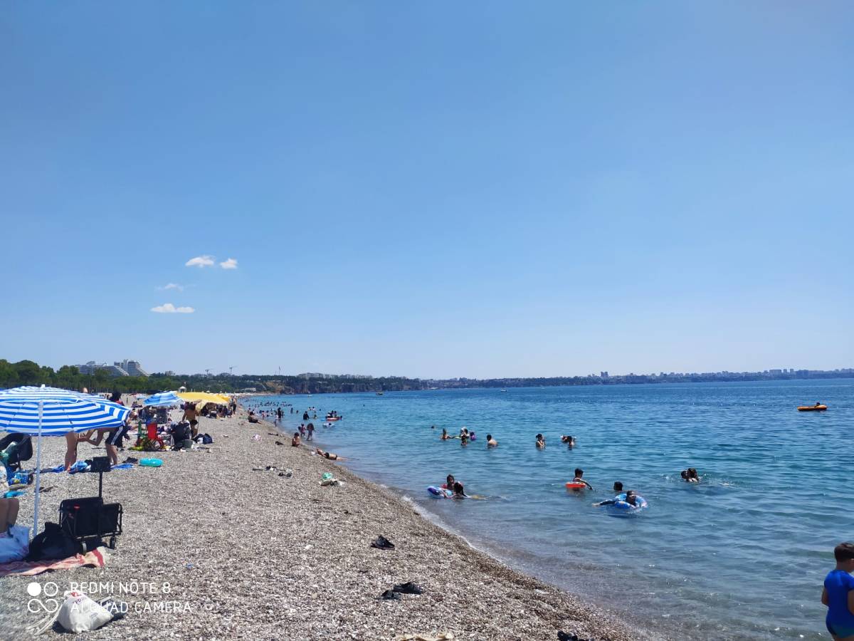 Antalya’da Konyaaltı Sahili doldu taştı! Tatilciler akın etti