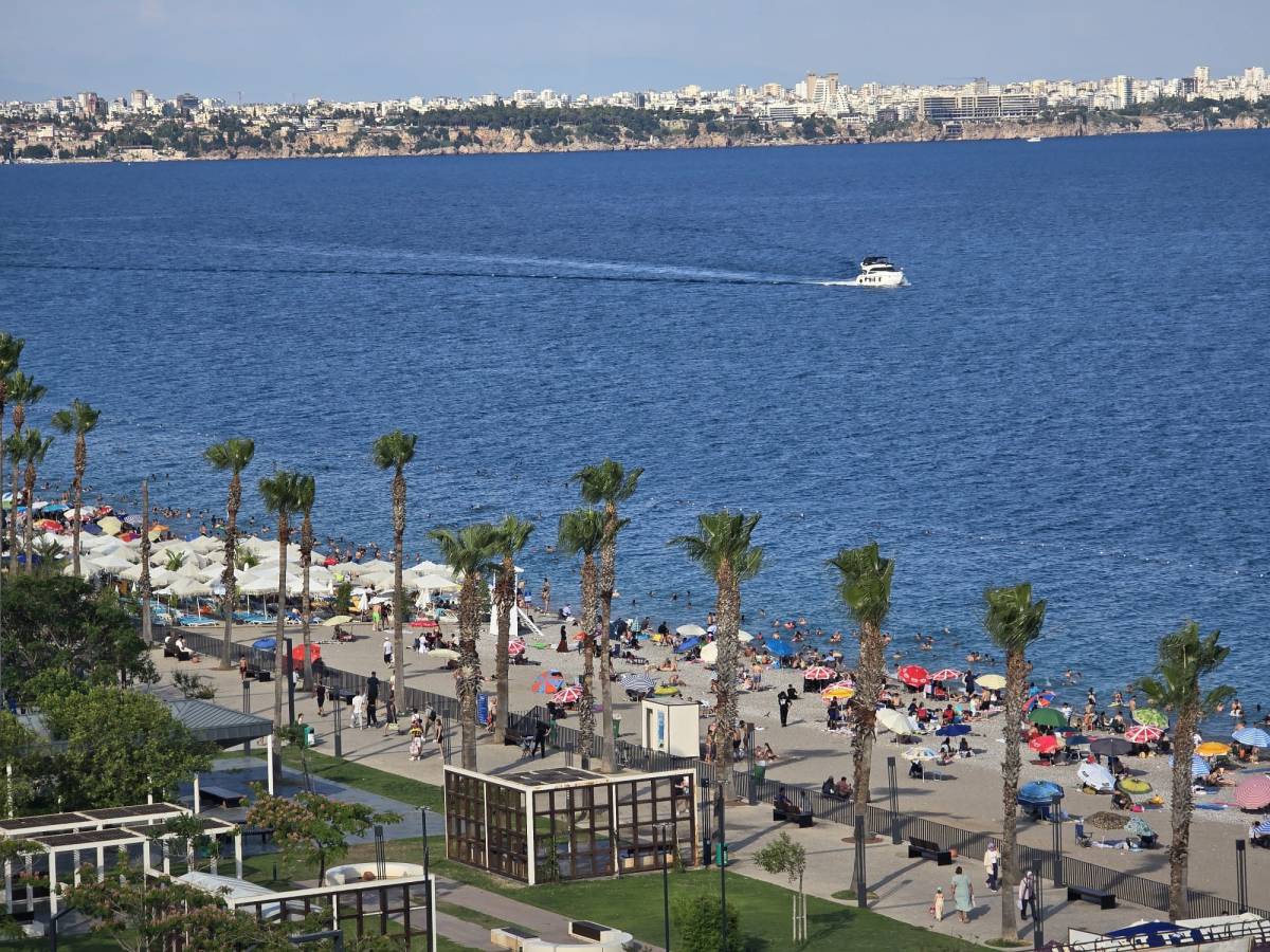 Antalya’da Konyaaltı Sahili doldu taştı! Tatilciler akın etti