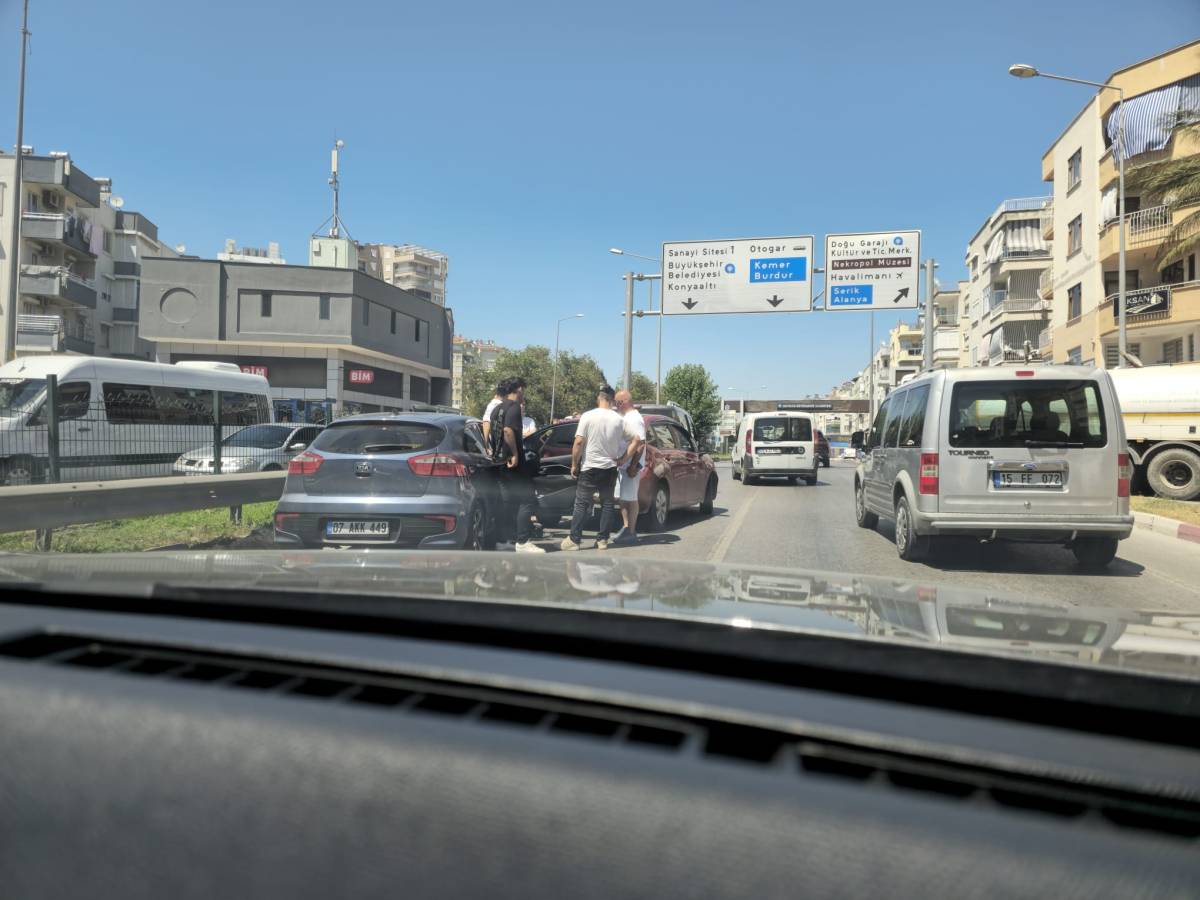 Burhanettin Onat Caddesi'nde zincirleme kaza meydana geldi!
