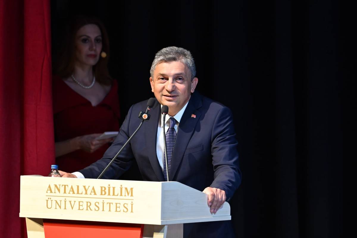 Antalya Bilim Üniversitesi’nde mezuniyet coşkusu! Dr. İsmail Bülent Süzer'in adı yaşatılacak